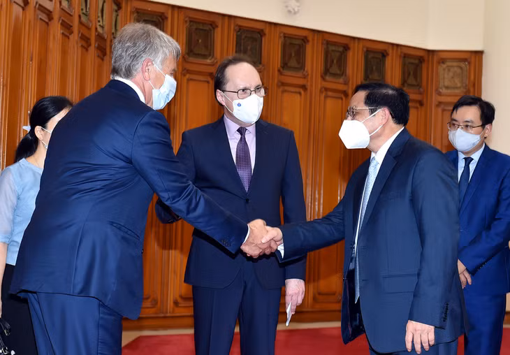 Thủ tướng Phạm Minh Chính tiếp Đại sứ Nga Bezdetko (giữa) và ông Mikhelson, Chủ tịch Hội đồng Quản trị Tập đoàn NOVATEK - Ảnh: VGP/Nhật Bắc Thủ tướng Phạm Minh Chính tiếp Đại sứ Nga Bezdetko (giữa) và ông Mikhelson, Chủ tịch Hội đồng Quản trị Tập đoàn NOVATEK - Ảnh: VGP/Nhật Bắc