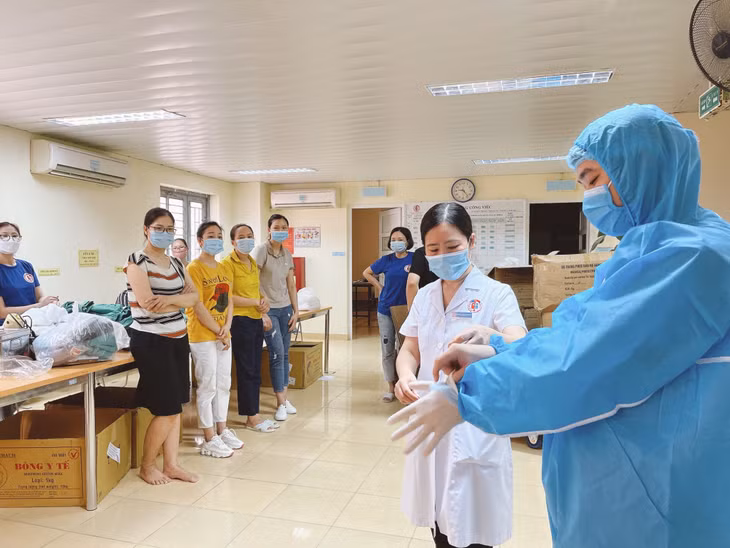 Các y, bác sĩ tham gia Đoàn chi viện cho tỉnh Tây Ninh được trang bị đầy đủ đồ dùng bảo hộ.