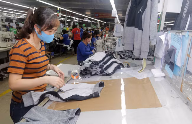 Các doanh nghiệp tiếp tục được đề xuất giảm nhiều loại thuế để vượt qua khó khăn do COVID-19. (Ảnh minh họa: TTXVN)