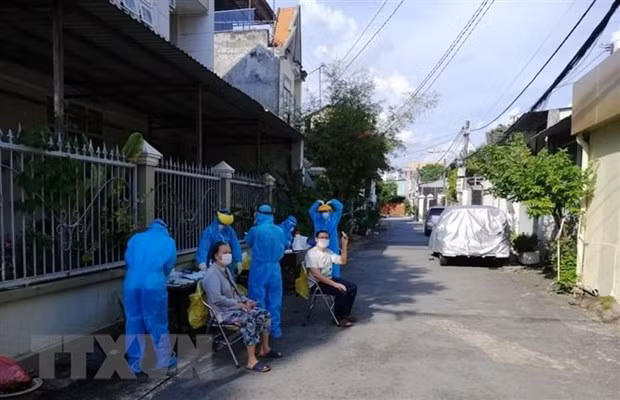 Binh Duong: Loi la phong dich, Bi thu va Chu tich phuong bi dinh chi hinh anh 1