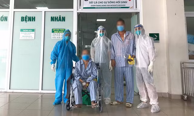 Ngay cả khi đã phục hồi và âm tính với SARS-CoV-2, người bệnh vẫn nên chú ý đến việc giãn cách và mang khẩu trang khi tiếp xúc với người khác