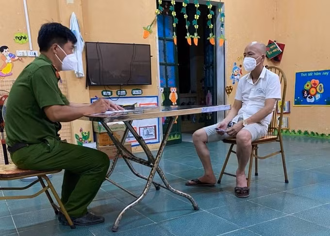 Ông Tạ Anh Tuấn làm việc với cảnh sát. Ảnh: Công an cung cấp.