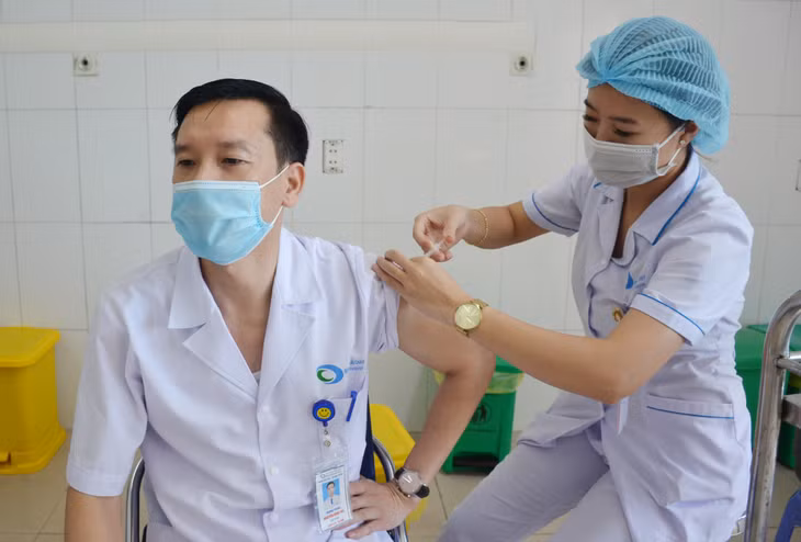 CBCCVC Bệnh viện Bãi Cháy được tiêm vắc-xin phòng Covid-19.