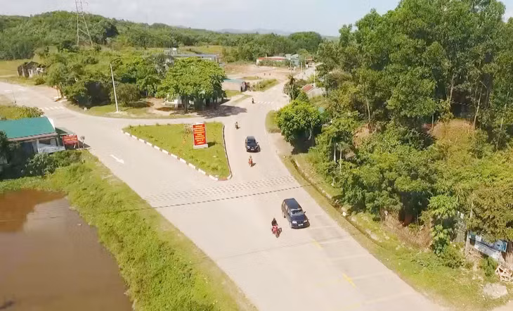 Đoạn đường từ dốc Đồi Chè xã Quảng Long đến giáp địa phận huyện Đầm Hà (5km) không có hệ thống đèn đường, rất nguy hiểm khi các phương tiện lưu thông.