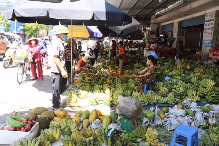 Các mặt hàng hoa, quả...tại chợ những ngày này cũng hết sức phong phú, đảm bảo được nhu cầu mua sắm của người dân.