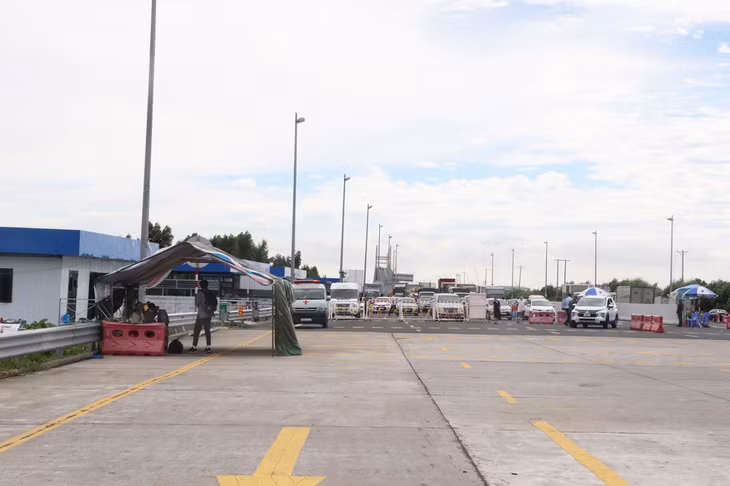 Ngày 28/8, TP Hạ Long đã tổ chức đón học sinh về địa bàn tại Chốt kiểm soát phòng, chống Covid-19 cầu Bạch Đằng (TX Quảng Yên) trên cơ sở đảm bảo nghiêm các biện pháp phòng dịch.