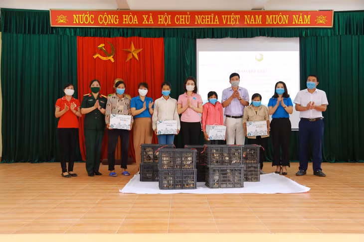 Hội LHPN TP Hạ Long trao hỗ trợ gà giống cho các hội viên phụ nữ có hoàn cảnh khó khăn trên địa bàn xã Sơn Dương.