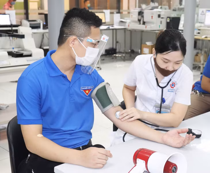 ĐVTN tham gia hiến máu đều được kiểm tra y tế trước khi thực hiện hiến máu.