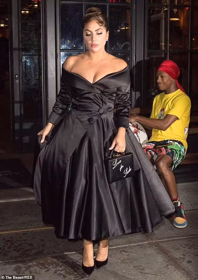 Lady Gaga biến đường phố New York thành sàn catwalk hơn 1 tháng qua ảnh 10
