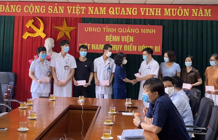 Đồng chí Trịnh Thị Minh Thanh, Phó Chủ tịch Thường trực HĐND tỉnh tặng quà và động viên đoàn cán bộ y, bác sĩ Bệnh viện Việt Nam - Thụy Điển trước ngày đi hỗ trợ tại tỉnh Tây Ninh.