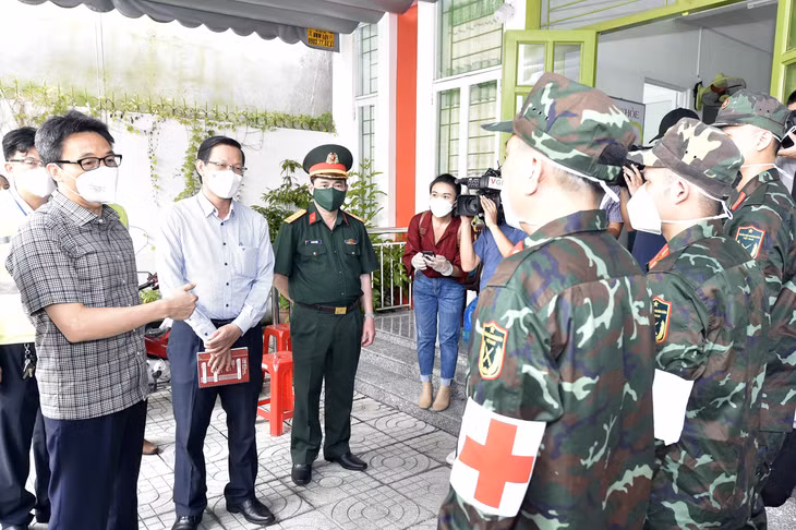 Phó Thủ tướng Vũ Đức Đam, Chủ tịch UBND TPHCM Phan Văn Mãi yêu cầu phải cấp đầy đủ thuốc cho F0 tại nhà khi kiểm tra tại Phường 6, Quận 11, chiều 30/8. Ảnh: VGP/Đình Nam Phó Thủ tướng Vũ Đức Đam, Chủ tịch UBND TPHCM Phan Văn Mãi yêu cầu phải cấp đầy đủ thuốc cho F0 tại nhà khi kiểm tra tại Phường 6, Quận 11, chiều 30/8. Ảnh: VGP/Đình Nam