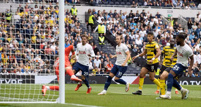 ... đập đất rồi nảy vào góc xa cầu môn Watford mà không chạm cầu thủ nào hai bên. Ảnh: Sun