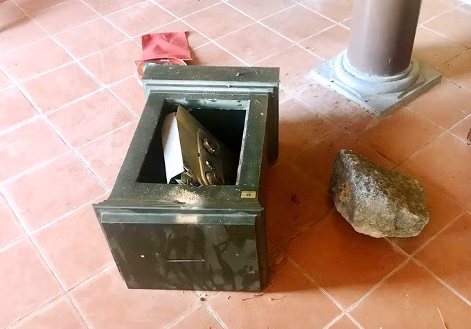 Một két sắt bị ba đạo chích dùng đá khối phá hỏng để lấy tiền. Ảnh: Đức Hùng