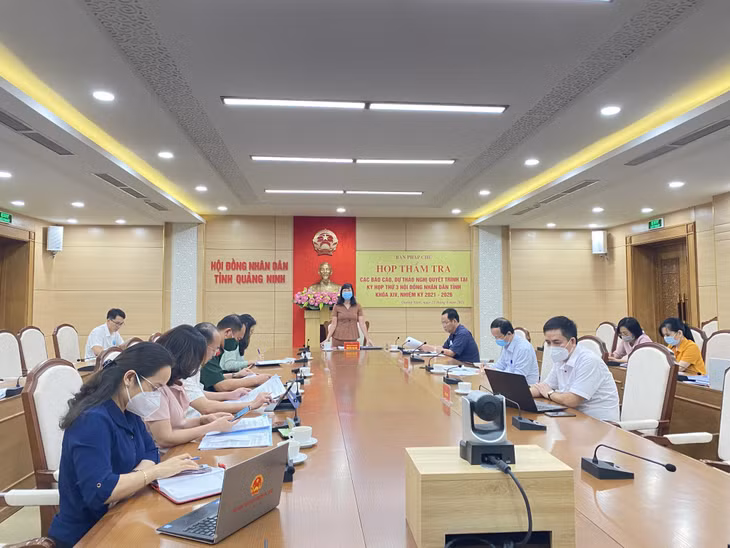 Đồng chí Nguyễn Thị Huệ, Trưởng Ban Pháp chế, HĐND tỉnh chủ trì cuộc họp.