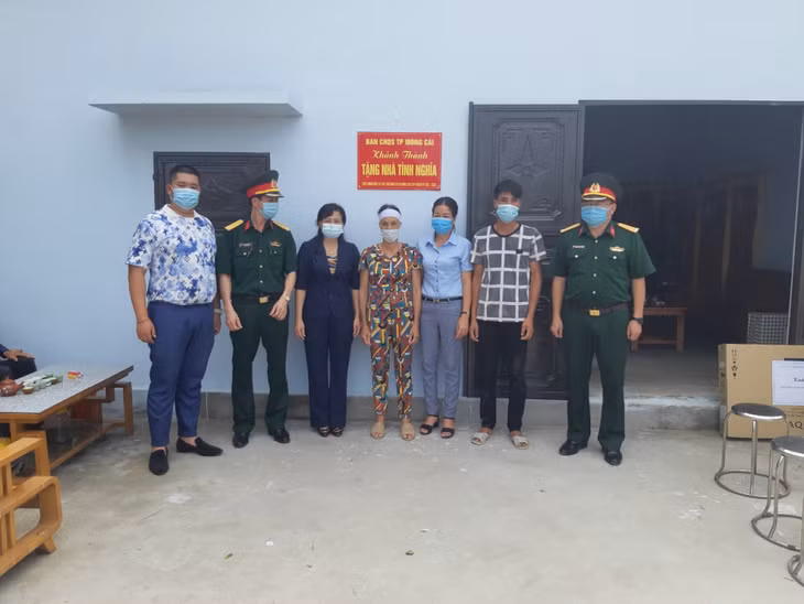 Ban CHQS TP Móng Cái bàn giao "Nhà tình nghĩa" cho gia đình CCB Lê Văn Thùy (thôn 2, xã Vĩnh Trung, TP Móng Cái), tháng 5/2021.