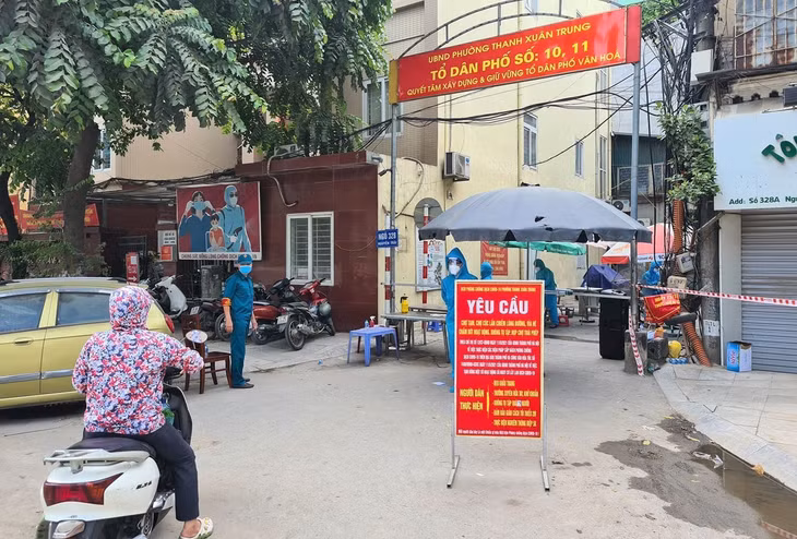 Phong tỏa ngõ 328 Nguyễn Trãi - Ảnh: Tất Định