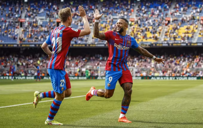 Memphis Depay mừng bàn thắng với đồng đội trên sân Camp Nou. Ảnh: AFP