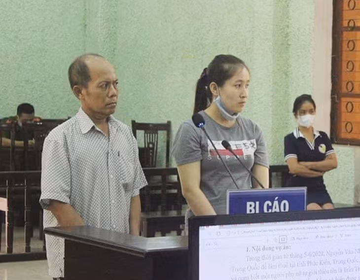 Nhiều và Quyên tại tòa.