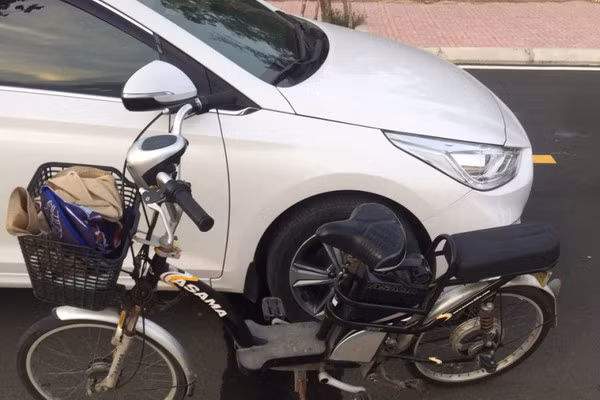Chiếc xe đạp điện của bà Đào Thị Lý Len dựng cạnh xe ô tô của ông Lê Xuân Hà Người phụ nữ dùng tên giả trong vụ cán bộ tỉnh Phú Yên “đi xem đất” giữa dịch