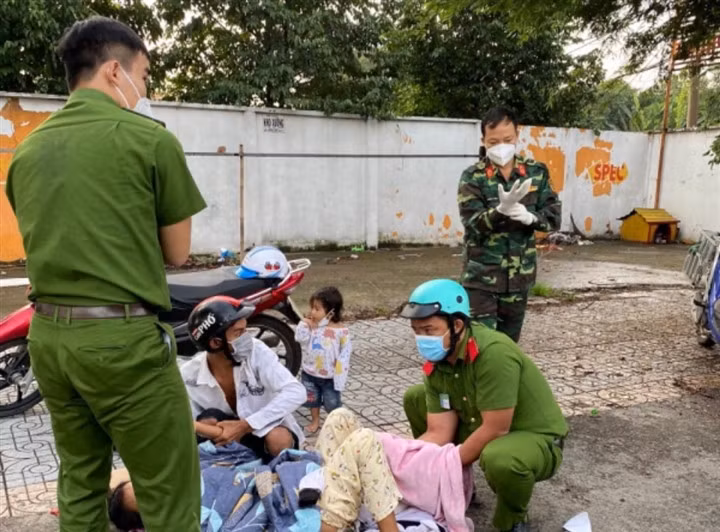Các chiến sĩ công an giúp đỡ sản phụ.
