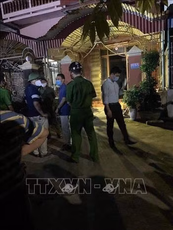 Lực lượng chức năng tại hiện trường vụ việc. Ảnh: TTXVN phát