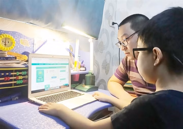 Phụ huynh phát hoảng trước thời khoá biểu học trực tuyến 6 tiết một ngày. (Ảnh minh hoạ)
