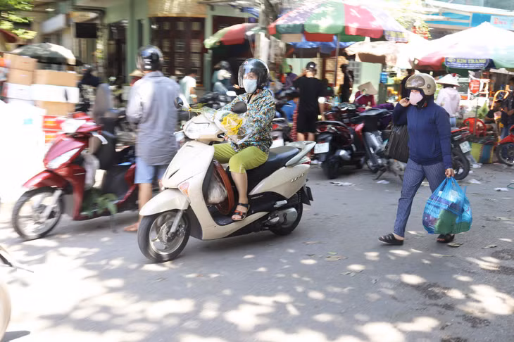 Người dân đi sắm đồ lễ Rằm tháng 7 tại chợ đều thực hiện nghiêm việc đeo khẩu trang phòng chống dịch bệnh.