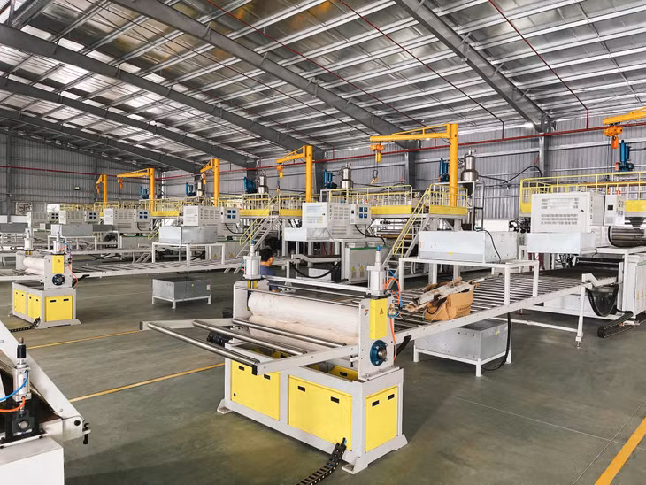 Dây chuyền sản xuất ván sàn nhựa của Công ty CP Sàn ANZ đang chờ ngày đóng điện chạy thử.