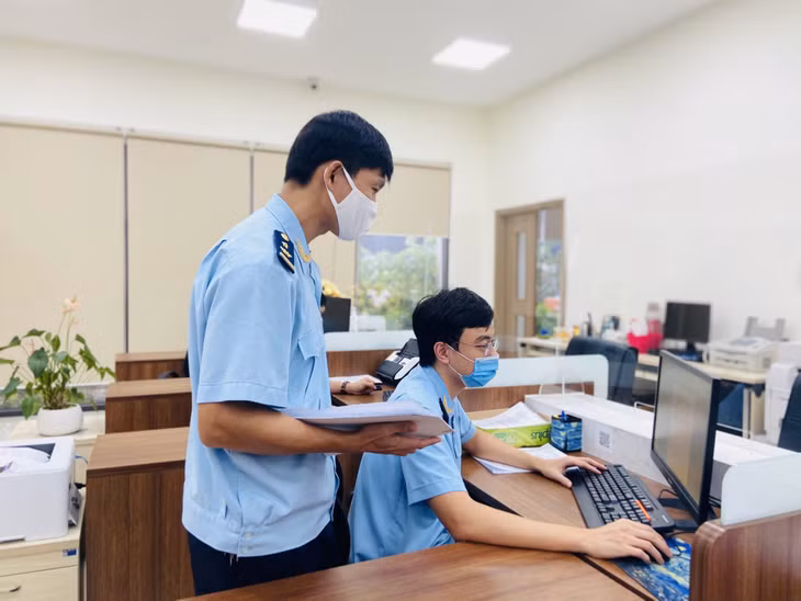 Lãnh đạo Chi cục trao đổi với cán bộ chuyên quản về tình hình sản xuất kinh doanh của các doanh nghiệp.