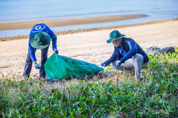 ĐVTN Trường Đại học Công nghiệp Quảng Ninh vệ sinh bãi biển xã Cái Chiên, huyện Hải Hà. (Ảnh nhà trường cung cấp)