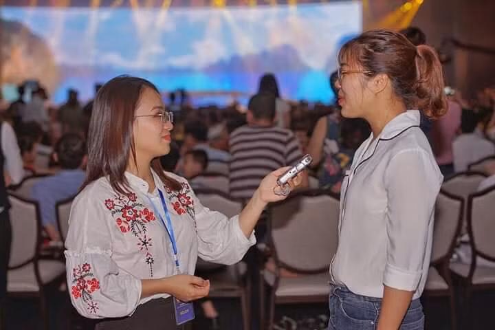 Phóng viên Radio Quảng Ninh đang thực hiện chương trình phát thanh trực tiếp tại Trung tâm tổ chức Hội nghị FLC Hạ Long.