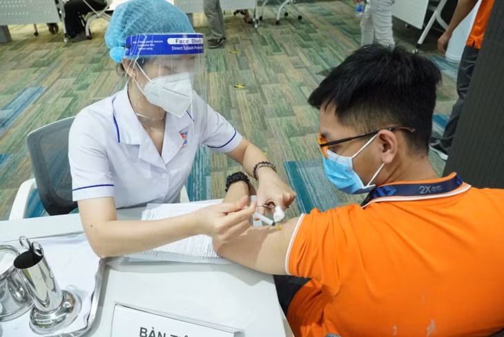 Công nhân cần được đẩy nhanh tiến độ tiêm vaccine để duy trì sản xuất cho doanh nghiệp trong mùa dịch. Ảnh: Hoàng Tuyết/Báo Tin tức
