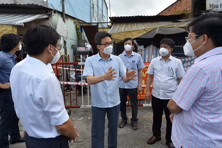Phó Thủ tướng Vũ Đức Đam trao đổi với lãnh đạo quận Bình Tân (TPHCM) trước một khu nhà trọ công nhân đang bị phong toả, chiều 25/7. Ảnh: VGP/Đình Nam Phó Thủ tướng Vũ Đức Đam trao đổi với lãnh đạo quận Bình Tân (TPHCM) trước một khu nhà trọ công nhân đang bị phong toả, chiều 25/7. Ảnh: VGP/Đình Nam
