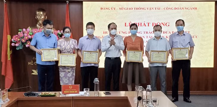  Đ/c Hoàng Quang Hải, Giám đốc Sở GTVT khen thưởng đại biểu tập thể, cá nhân xuất sắc 