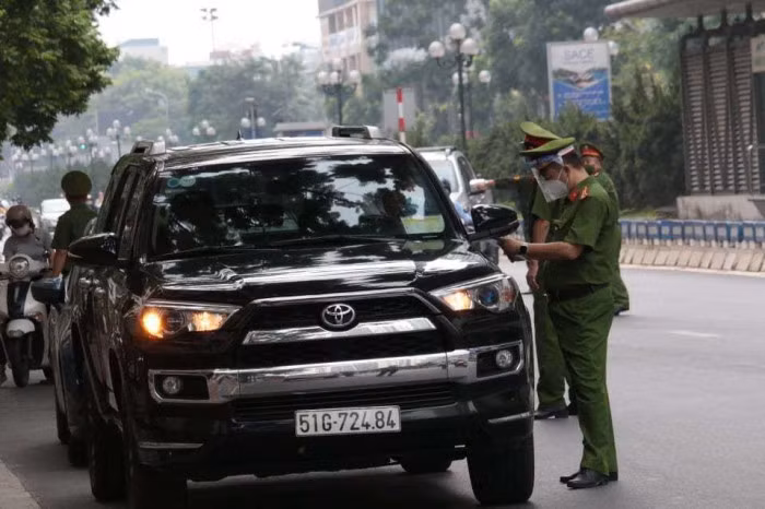 Ngày đầu Hà Nội siết lý do ra đường, nhiều chốt kiểm dịch ùn tắc 7
