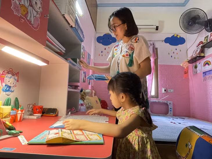 Trước ngày lên đường vào Tây Ninh nhận nhiệm vụ, bác sĩ Nguyễn Thùy Linh, khoa Phẫu thuật - Gây mê hồi sức Bệnh viện Việt Nam - Thụy Điển Uông Bí chuẩn bị sách vở đầy đủ cho con gái sắp bước vào lớp 1.