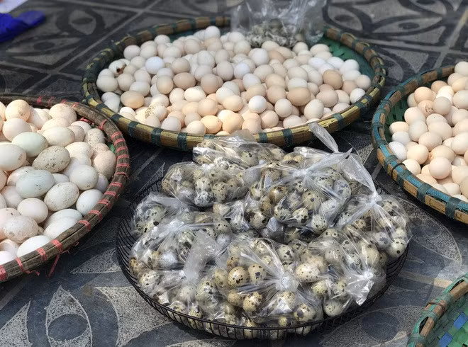 Trứng gà ở Hà Nội: Nơi tăng giá mạnh, nơi thì tăng nhẹ (Ảnh: An Chi).