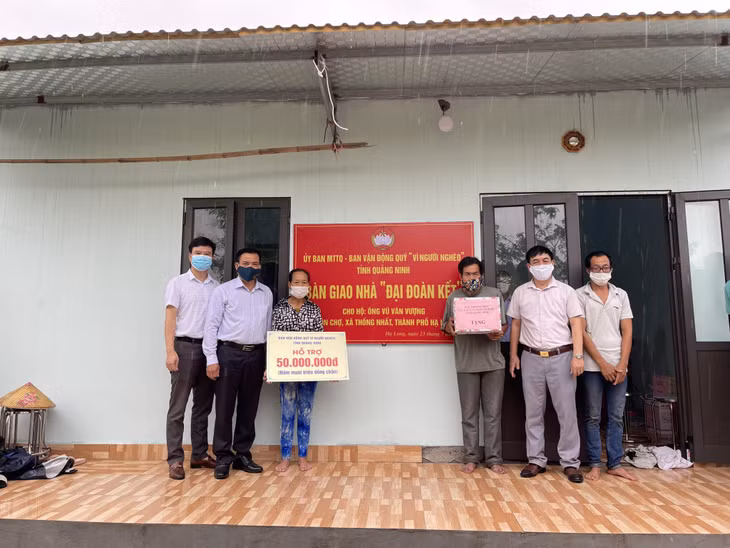 Ngày 23/7/2021, Ủy ban MTTQ TP Hạ Long tổ chức bàn giao nhà Đại đoàn kết cho gia đình ông Vũ Văn Vượng (thôn Chợ, xã Thống Nhất).