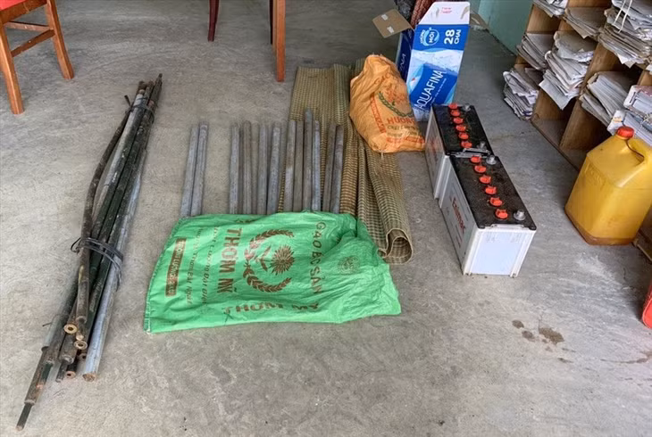 Các hung khí liên quan đến vụ án được lực lượng chức năng thu giữ. Ảnh: MQ