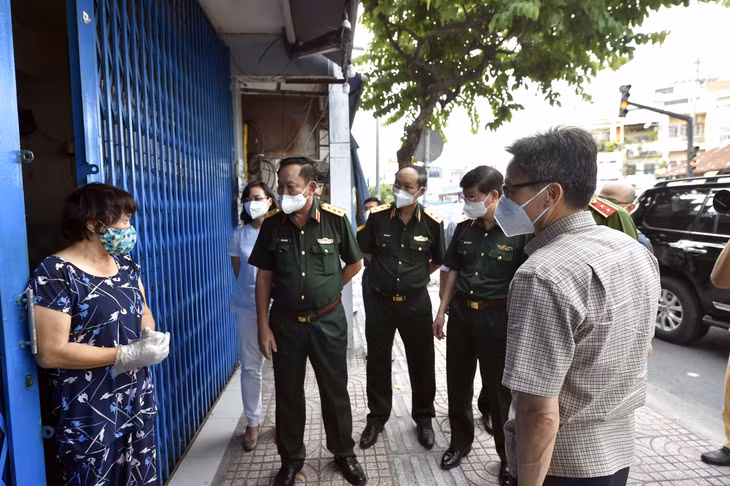 Trò chuyện với Phó Thủ tướng Vũ Đức Đam, bà Lâm Tuyết Xuân (trú tại số 49 đường Nơ Trang Long, quận Bình Thạnh) cho biết gia đình bà đã chuẩn bị đầy đủ lương thực, thực phẩm, đồ dùng thiết yếu trong vòng 1 tuần, không phải ra khỏi nhà. Phó Thủ tướng động viên bà Xuân cũng như mong muốn từng người dân TPHCM cố gắng thực hiện nghiêm các quy định giãn cách xã hội để có thể sớm vượt qua đại dịch.