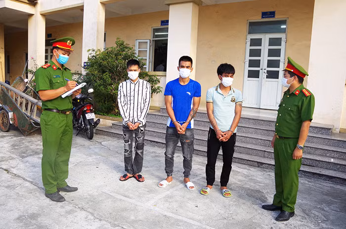 Công an huyện Thanh Liêm, Hà Nam lấy lời khai các đối tượng.