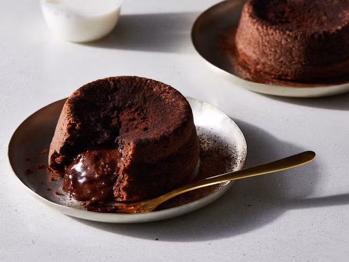 Khi đầu bếp Jean-Georges Vongerichten lấy nhầm chiếc bánh bông lan chocolate ra khỏi lò trước thời gian, ông đã không hề biết rằng đây là một sự cố may mắn. Sau khi Vongerichten bẻ lớp bánh bên ngoài ra, ông nhìn thấy bên trong là một dòng chocolate nóng chảy ra và nhờ đó, chúng ta có món bánh Molten Chocolate Cake (bánh chocolate chảy) nổi tiếng toàn cầu ngày nay. Ảnh: Food and Wine Magazine
