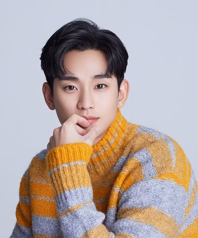 Kim Soo Hyun, tài tử "Vì sao đưa anh tới", xếp thứ hai với thu nhập 30 tỷ won (26,2 triệu USD) từ quảng cáo. Không chỉ tại Hàn, anh đắt show ở Trung Quốc. Năm nay, tài tử 33 tuổi hợp tác với chín thương hiệu. Ảnh: Instagram/Kimsoohyun.