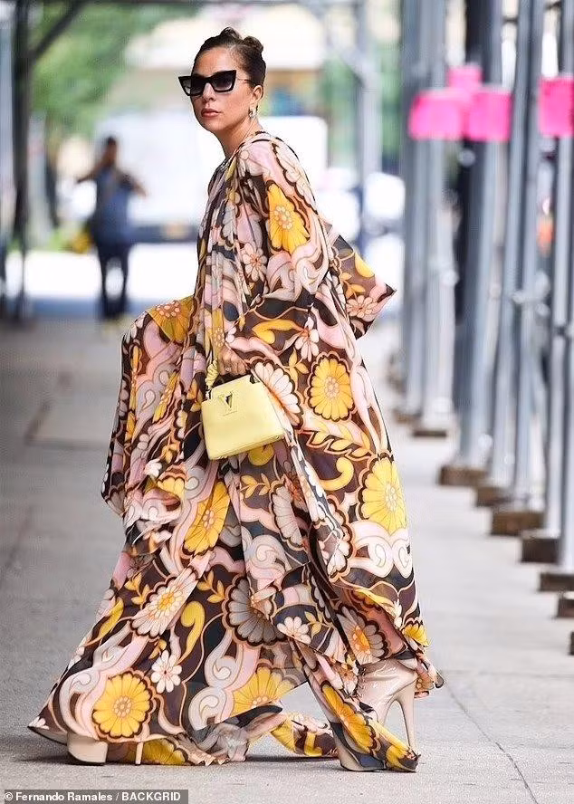 Lady Gaga biến đường phố New York thành sàn catwalk hơn 1 tháng qua ảnh 7