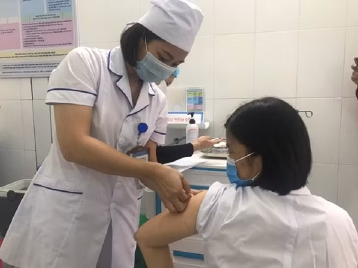 Phó Thủ tướng Chính phủ Vũ Đức Đam chỉ đạo phân bổ, tổ chức tiêm vaccine để đạt miễn dịch cộng đồng trong thời gian sớm nhất tại khu vực TPHCM - Ảnh minh họa Phó Thủ tướng Chính phủ Vũ Đức Đam chỉ đạo phân bổ, tổ chức tiêm vaccine để đạt miễn dịch cộng đồng trong thời gian sớm nhất tại khu vực TPHCM - Ảnh minh họa