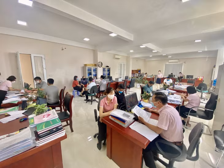 Cán bộ Ngân hàng CSXH Quảng Ninh giải ngân cho các doanh nghiệp kinh doanh tàu du lịch vay vốn để trả lương ngừng việc cho người lao động.