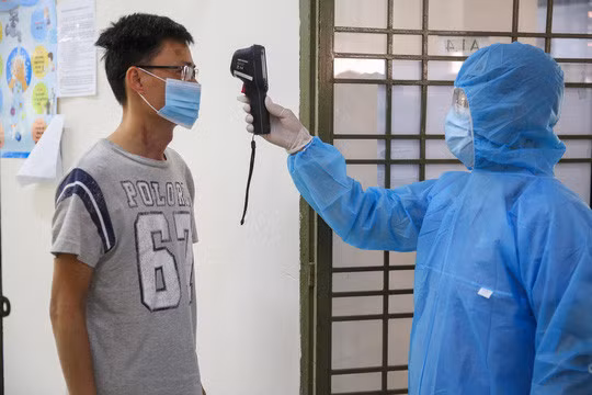 Nếu phát hiện các dấu hiệu chuyển nặng hoặc nguy kịch hãy liên hệ ngay với nhân viên y tế địa phương