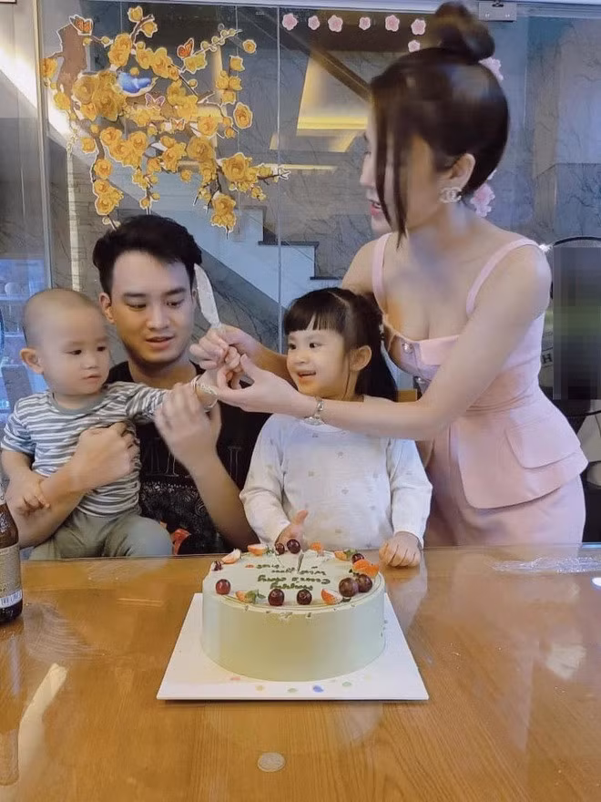 Diệp Lâm Anh đăng ảnh chồng con chúc mừng sinh nhật cô, đập tan tin đồn ly hôn.