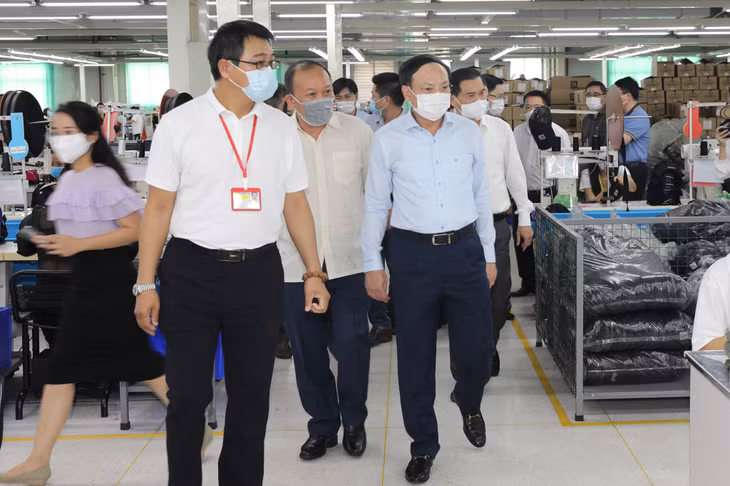 Bí thư Tỉnh ủy Nguyễn Xuân Ký kiểm tra tại Dự án may mặc của Công ty Weitai.