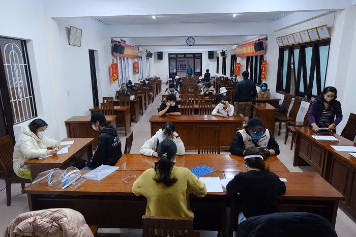 Lực lượng chức năng lập biên bản người vi phạm.